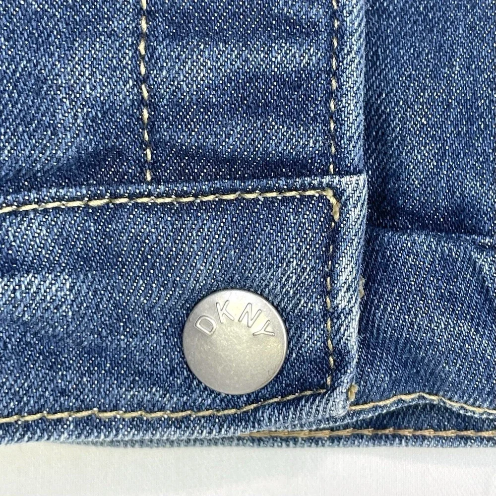 DKNY Girls Denim Jean Jacket Size 5 Blue Pink Embroidered Logo Snap‎ Front